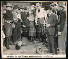 cca 1940 előtt készült ,,Valley of the Giants" című amerikai film egy jelenete, 1 db vintage produkciós filmfotó, ezüst zselatinos fotópapíron, Pánczél György (1920-?) filmtörténész hagyatékából, rajzlapra felragasztva, 18x20,5 cm