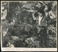 1935 ,,A dzsungel hőse" című amerikai film egy jelenete, 1 db vintage produkciós filmfotó, ezüst zselatinos fotópapíron, Pánczél György (1920-?) filmtörténész hagyatékából, rajzlapra felragasztva, felületén sérülés, 17x20 cm