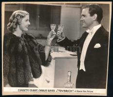 cca 1937 ,,Tovarich" című amerikai film egy jelenete, 1 db vintage produkciós filmfotó, ezüst zselatinos fotópapíron, Pánczél György (1920-?) filmtörténész hagyatékából, rajzlapra felragasztva, 15x18 cm