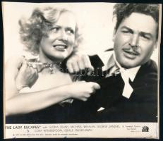 1937 ,,The Lady Escapes" című amerikai film egy jelenete, 1 db vintage produkciós filmfotó, ezüst zselatinos fotópapíron, Pánczél György (1920-?) filmtörténész hagyatékából, rajzlapra felragasztva, 18x20 cm