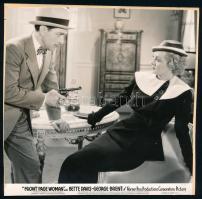 cca 1940 előtt készült ,,Front Page Woman" című amerikai film egy jelenete, 1 db vintage produkciós filmfotó, ezüst zselatinos fotópapíron, Pánczél György (1920-?) filmtörténész hagyatékából, rajzlapra felragasztva, 17,5x17,5 cm