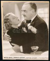 cca 1940 előtt készült ,,Marked Woman" című amerikai film egy jelenete (Humphrey Bogart), 1 db vintage produkciós filmfotó, ezüst zselatinos fotópapíron, Pánczél György (1920-?) filmtörténész hagyatékából, rajzlapra felragasztva, 18x15 cm