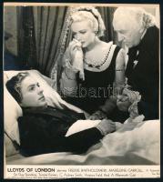 cca 1940 előtt készült ,,Lloyds of London" című amerikai film egy jelenete, 1 db vintage produkciós filmfotó, ezüst zselatinos fotópapíron, Pánczél György (1920-?) filmtörténész hagyatékából, rajzlapra felragasztva, 18x16 cm