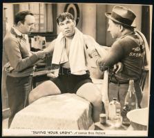 cca 1940 előtt készült ,,Swing your Lady" című amerikai film egy jelenete, 1 db vintage produkciós filmfotó, ezüst zselatinos fotópapíron, Pánczél György (1920-?) filmtörténész hagyatékából, rajzlapra felragasztva, 18,5x20,5 cm