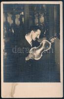 cca 1920 Laumann Róbert hegedűkészítő műhelyében, fotólap, 13,5x8,5 cm