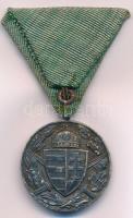 1929. &quot;Magyar Háborús emlékérem kardokkal, sisakkal&quot; ezüstözött bronz kitüntetés, nem eredeti mellszalagon T:XF Hungary 1929. &quot;Hungarian Commemorative War Medal with swords and a helmet&quot; silver-plated bronze decoration on not original ribbon C:XF  NMK 418.