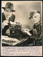 cca 1940 előtt készült ,,Csempész kelepce" című amerikai film egy jelenete, 1 db vintage produkciós filmfotó, ezüst zselatinos fotópapíron, Pánczél György (1920-?) filmtörténész hagyatékából, az általa írt információkkal, rajzlapra felragasztva, 15x13,5 cm