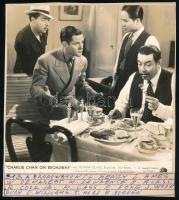 cca 1936 ,,Charlie Chan on Broadway" című amerikai film egy jelenete, 1 db vintage produkciós filmfotó, ezüst zselatinos fotópapíron, Pánczél György (1920-?) filmtörténész hagyatékából, az általa írt információkkal, rajzlapra felragasztva, a képen törésvonal, 17x18 cm