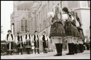 cca 1985 Kecskemét, Vincze János (1922-1999) kecskeméti fotóművész hagyatékából 48 db vintage NEGATÍV a népzenei találkozóról, 24x36 mm