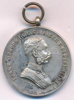 1914. "Ferenc József II. osztályú Ezüst Vitézségi Érem" eltérő portréval, jelzetlen Ag kitüntetés T:XF patina Hungary 1914. "Silver Gallantry Medal, 2nd Class" Ag decoration without hallmark C:XF patina NMK 133.