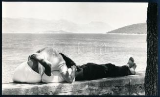 cca 1974 Panyik István pécsi fotóművész ,,Parton" című, vintage fotóművészeti alkotása, ezüst zselatinos fotópapíron, feliratozva, 14x23,5 cm