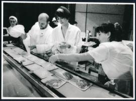 cca 1980 Szandelszky Béla pecsétjével jelzett vintage fotó, ezüst zselatinos fotópapíron, (Gesztenyepüré a gyártósoron), 17,5x24 cm