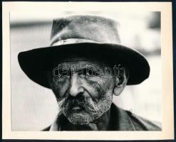 1974 Helmut Neumann: Portré című vintage fotóművészeti alkotása, pecséttel jelzett (átvilágítva olvasható), ezüst zselatinos fotópapíron; a kép a Népművelési Intézet által, Szekszárdon megrendezett központi fotós alkotótelep (eredeti fotókat tartalmazó) albumából származik, 17,2x21,6 cm, albumkarton 20x24,8 cm