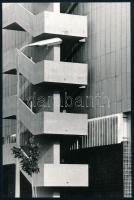 1974 Mihályi Gyula: Gemenc szálló (Szekszárd) című vintage fotóművészeti alkotása, feliratozva, ezüst zselatinos fotópapíron; a kép a Népművelési Intézet által, Szekszárdon megrendezett központi fotós alkotótelep (eredeti fotókat tartalmazó) albumából származik, 21,2x14 cm