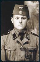 Az SS 13. (1. horvát) ,,Handschar" fegyveres-hegyihadosztálya katonájának portréja. (Az önkéntes Waffen-SS hadosztályt Heinrich Himmler és Gottlob Berger SS-vezetők javaslatára, Adolf Hitler jóváhagyásával állították fel 1943. tavaszán, főként muzulmán vallású bosnyákokból, és a háború végéig aktív volt). Modern előhívású fotó kartonon, hátoldalán horogkeresztes, "Likvidiran 16. V. 1943 Sarajevo" ill. egyéb bélyegzésekkel. (Múzeumi archívumból?) 14x9 cm. / Soldier of the 13th Waffen Mountain Division of the SS Handschar (1st Croatian). Modern photo on cardboard, with stamps on the back. (From museum archive?) 14x9 cm