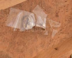 Art deco fa ékszertartó titokdoboz. Kulccsal. Felső részét előre csúsztatva, egyik bordáját letolva ...