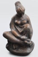 1958 Szandai Sándor: Ülő nő. Kerámia, jelzett, ragasztott, m: 27 cm