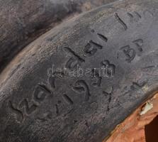 1958 Szandai Sándor: Ülő nő. Kerámia, jelzett, ragasztott, m: 27 cm