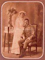 cca 1906 Magyar katonatiszt feleségével, nagyméretű fotó, dekoratív, kissé sérült karton paszpartuval, teljes méret: 38x32 cm, kép: 20x15 cm