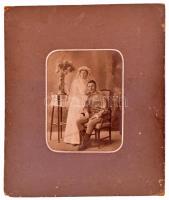 cca 1906 Magyar katonatiszt feleségével, nagyméretű fotó, dekoratív, kissé sérült karton paszpartuva...