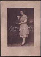 cca 1925 Weisz Hugó budapesti fényképész műtermében készült vintage fotó, hidegpecséttel jelzett a jobb alsó sarokban, 19,3x13,5 cm, karton (sérülésekkel) 27,7x20,4 cm