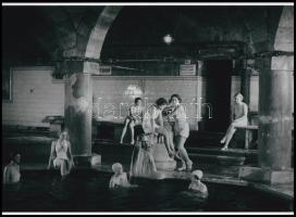cca 1954 Budapest, női nap a Rudas fürdőben, Kotnyek Antal (1921-1990) budapesti fotóriporter hagyatékából 1 db modern nagyítás, jelzés nélkül, 15x21 cm
