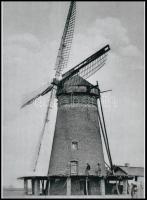 1926 Túrkeve, ún. bástyás szélmalom annyiban tért el az egyéb típusoktól, hogy az első emelete szintjében kívülről erkélyszerű körjárat övezte, erről kezelték a tengely kapcsolóját, ezen járva fordították szélirányba a vitorlákat, 1 db modern nagyítás, 21x15 cm / windmill, modern copy of vintage photo