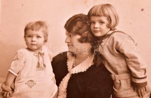 cca 1890-1940 Vegyes régi családi fotók, össz. 70 db, többségében századforduló körüli, közte sok ke...