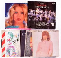 13 db vegyes bakelit hanglemez: West Side Story, The Beatles, Elvis, Santana, stb. Átnézetlen, vegyes állapotban. LP