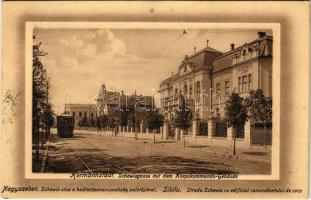 1913 Nagyszeben, Hermannstadt, Sibiu; Schewisgasse mit dem Korpskommando Gebäude / utca és Hadtestparancsnokság palotája, villamos. Berta Stürner kiadása / street, tram, palace of the army headquarters