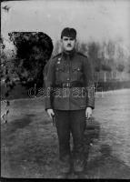 Katonai portréfelvételek tétele, 33 db vintage üveglemez NEGATÍV és síkfilm, a felvételek különböző időpontokban készültek (cca 1930 és cca 1955 között), több hagyatékból származnak, a beadó hozzá nem értése okán előfordulhatnak más egyenruhások is a portrék között, 9x6 cm és 6x6 cm között