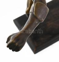 Jelzés nélkül: Rohamozó. (Férfi akt). Bronz. Rézlappal borított fa talapzaton. XX: sz. eleje. m: 30 ...
