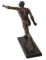 Jelzés nélkül: Rohamozó. (Férfi akt). Bronz. Rézlappal borított fa talapzaton. XX: sz. eleje. m: 30 ...