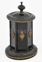 Brevete antik szivarkínáló. Fa, réz veretekkel. Tetejét elforgatva kinyílnak a szivarkínáló ablakok. Jelzéssel, korának megfelelő állapotban, m: 21 cm