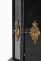 Brevete antik szivarkínáló. Fa, réz veretekkel. Tetejét elforgatva kinyílnak a szivarkínáló ablakok....