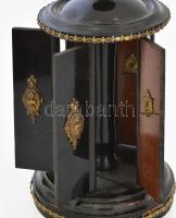 Brevete antik szivarkínáló. Fa, réz veretekkel. Tetejét elforgatva kinyílnak a szivarkínáló ablakok....