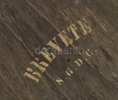 Brevete antik szivarkínáló. Fa, réz veretekkel. Tetejét elforgatva kinyílnak a szivarkínáló ablakok....