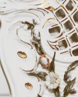 Óriás méretű porcelán keretes tükör, beépített világítással. Kézzel festett jelzett, egy elem repedt...