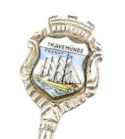 Ezüst(Ag) "Travemünde" zománcozott címeres kanál, jelzett, h: 10,8 cm, bruttó: 7,2 g