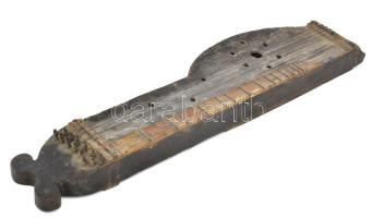 Régi fa citera, sérült, megviselt állapotban, h: 72 cm