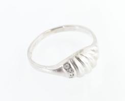 Ezüst(Ag) köves, legyezőmintás gyűrű, jelzett, méret: 51, bruttó: 1,6 g