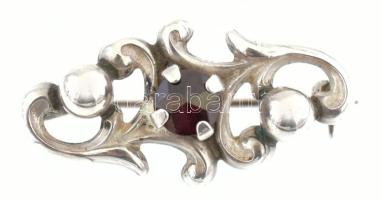 Ezüst(Ag) gránátköves bross, jelzett, 3×1,5 cm, bruttó: 4 g