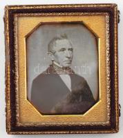 cca 1840 Daguerrotípia. Aranyozott bőr keretben, szép állapotban 8x9 cm