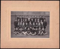 cca 1940 Fiúiskolai osztály csoportképe, kartonra kasírozott fotó, a hátoldalon nevekkel, pecséttel jelzett (Gyökössy S. műterme, Rákospalota, Hitler A. út 8.), 16,5x11 cm
