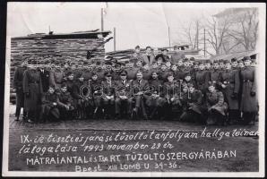 1943 Bp., IX. tiszti és járási tűzoltótanfolyam hallgatóinak látogatása a Mátrai Antal és Tsa Rt. tűzoltószergyárában, feliratozott fotó, szélén kis szakadással, 16,5x11 cm