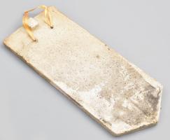 A budavári Nagyboldogasszony templom tetejéről származó Zsolnay-mázas tetőcserép, sorszámozott példá...