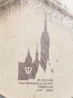 A budavári Nagyboldogasszony templom tetejéről származó Zsolnay-mázas tetőcserép, sorszámozott példá...