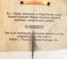 A budavári Nagyboldogasszony templom tetejéről származó Zsolnay-mázas tetőcserép, sorszámozott példá...