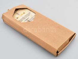 A budavári Nagyboldogasszony templom tetejéről származó Zsolnay-mázas tetőcserép, sorszámozott példá...