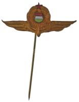 ~1960-1970. Magyar Államvasutak szárnyaskerekes, Kádár-címeres, részben zománcozott bronz jelvénye (14x30mm) T:AU